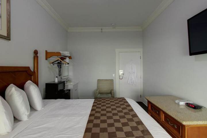 Room 10 of 19