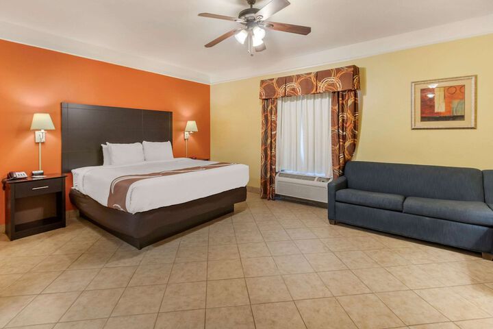 Quality Inn & Suites at the Outlets Mercedes / Weslaco