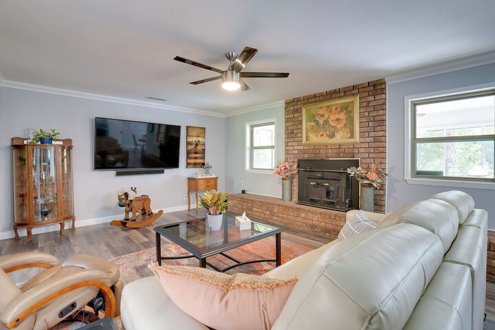 Lakefront Retreat in Jefferson w / Screened Porch!