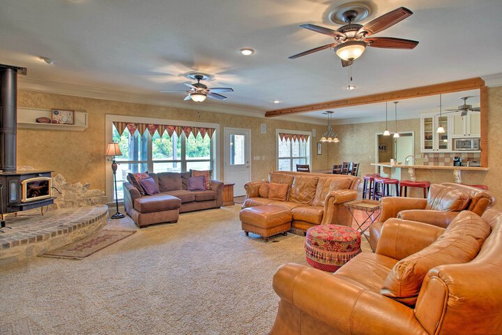 Spacious Stallion Lake Ranch Home w / Patio