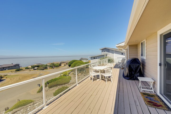Stunning Home in Coupeville w / Deck + Beach Access