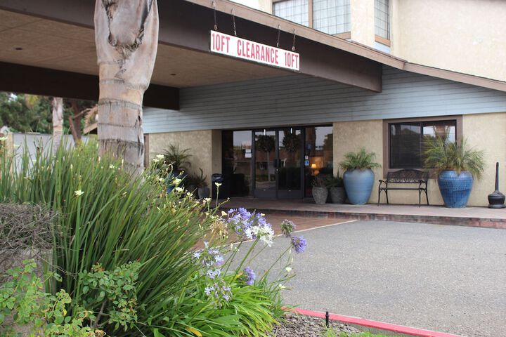 Ocairns Inn & Suites