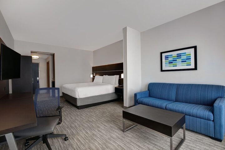Holiday Inn Express & Suites Milwaukee - Brookfield by IHG