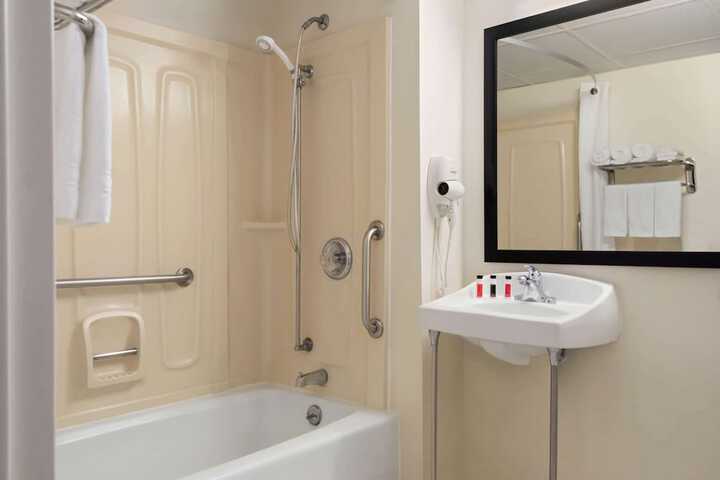 Super 8 by Wyndham Liverpool / Syracuse North Airport