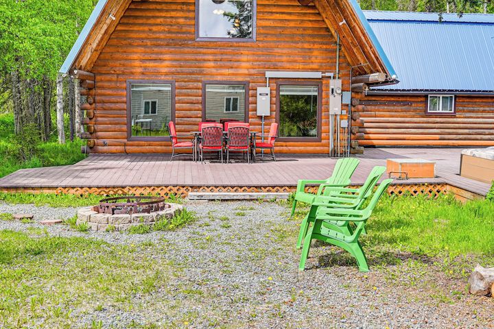 Roomy Log Cabin w / Hot Tub Walk to Kenai River!