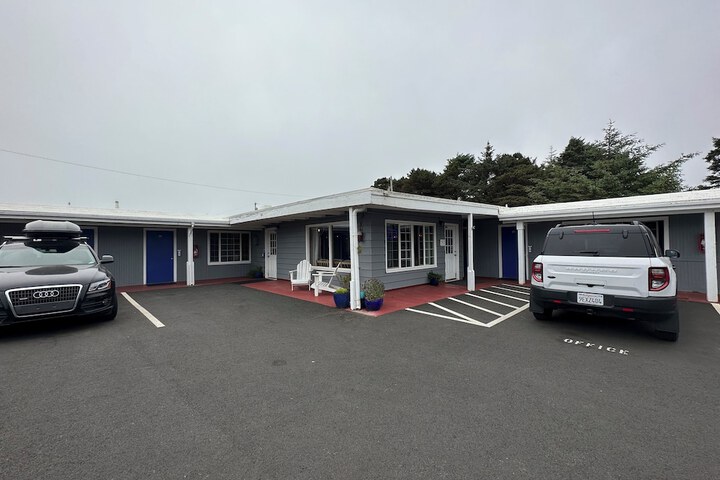 Tillicum Beach Motel (Deanes Oceanfront Lodge)
