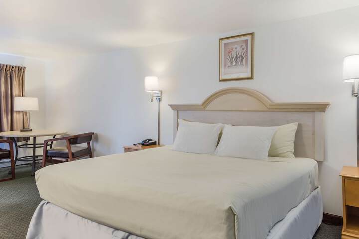 Americas Best Value Inn & Suites Hyannis Cape Cod
