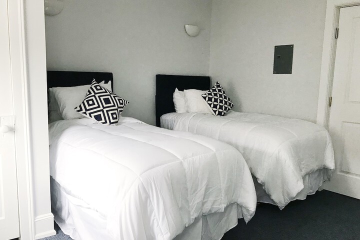 Room 43 of 183
