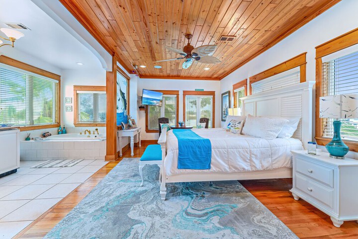 Riverfront Carrabelle Home w / Furnished Patio!