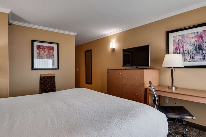 Best Western Plus Windjammer Inn & Conference Center
