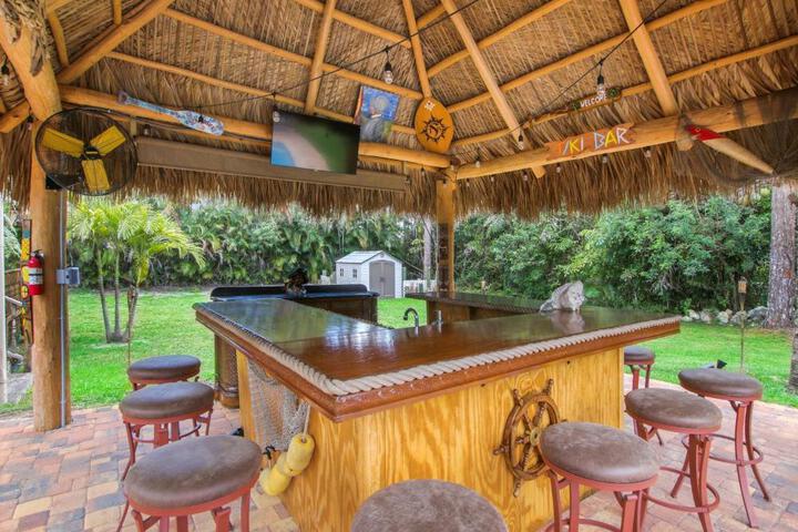 Private Tropical Paradise Guesthouse!