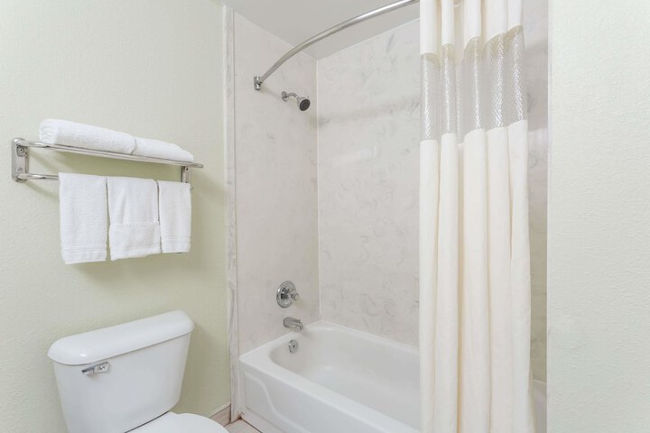 Super 8 by Wyndham Hull Street Midlothian / Richmond Area