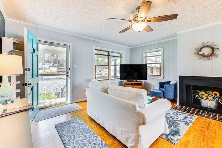 Riverfront Colonial Beach Home w / Private Beach!
