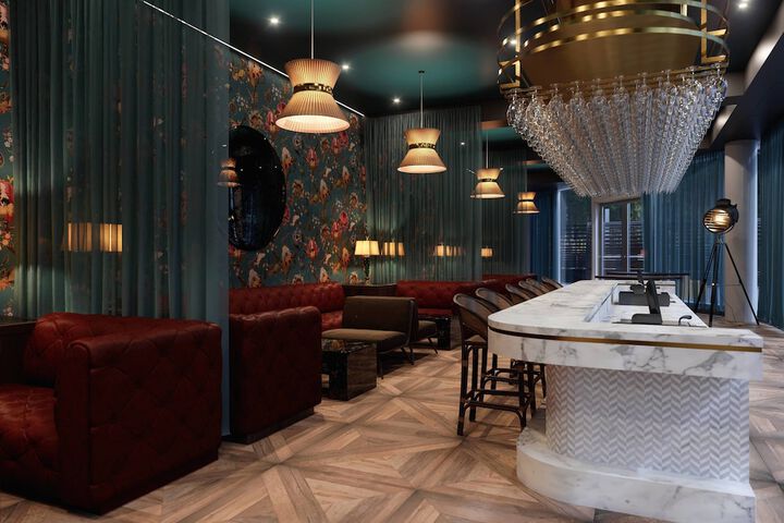 Lounge 65 of 77