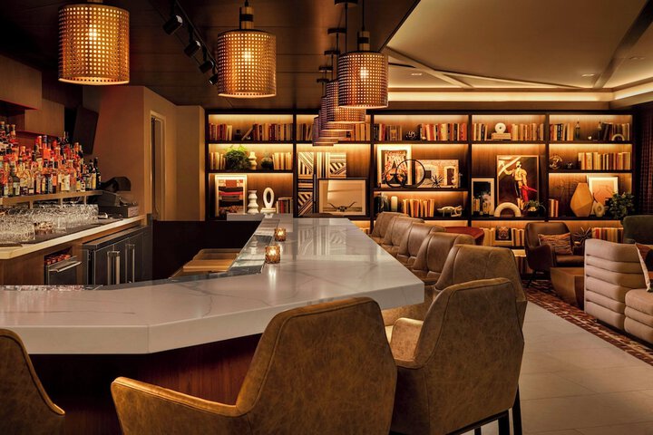 Lounge 146 of 160