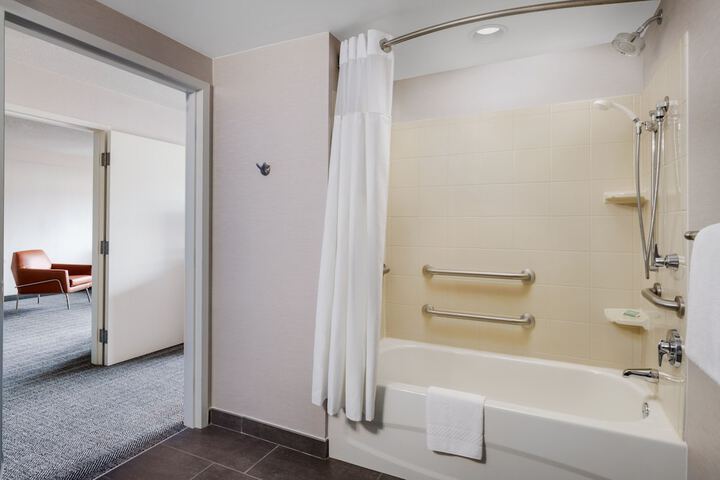 Courtyard by Marriott Manchester - Boston Regional Airport