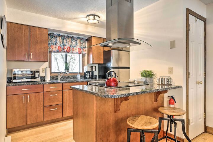 Hartford Escape w / Fire Pit 3 Mi to Ski & Golf!