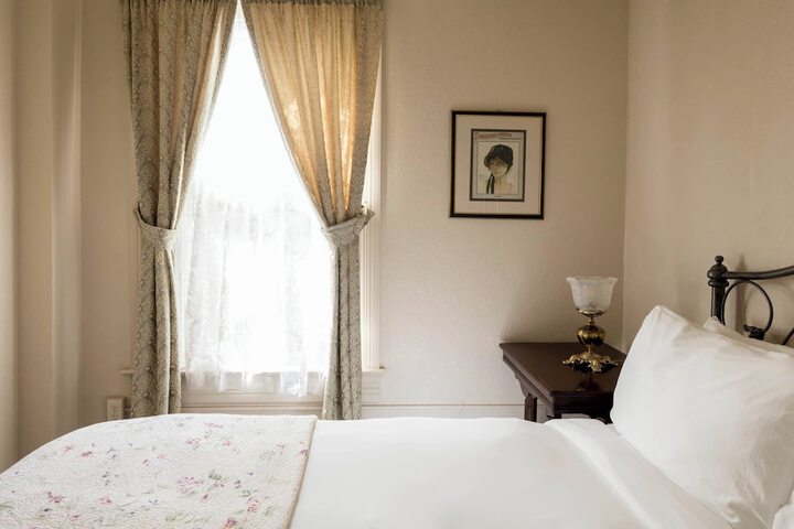 Room 13 of 28