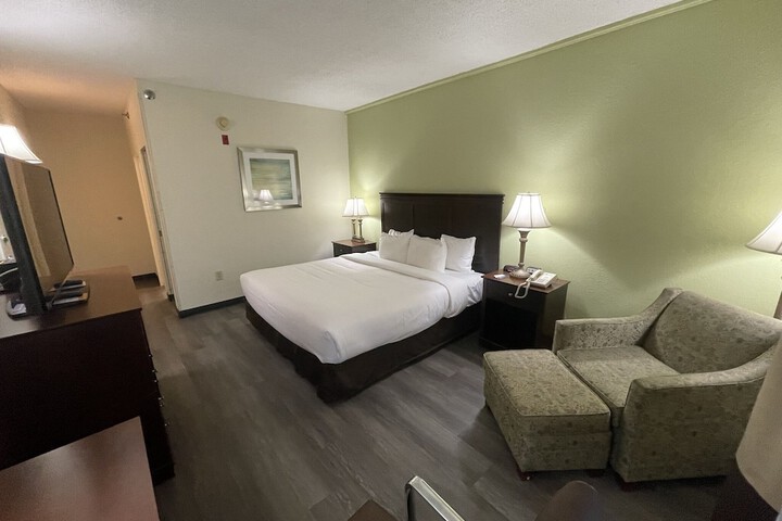 Room 33 of 141
