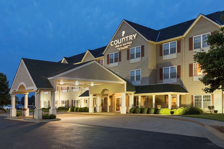 Country Inn & Suites by Radisson Salina, KS