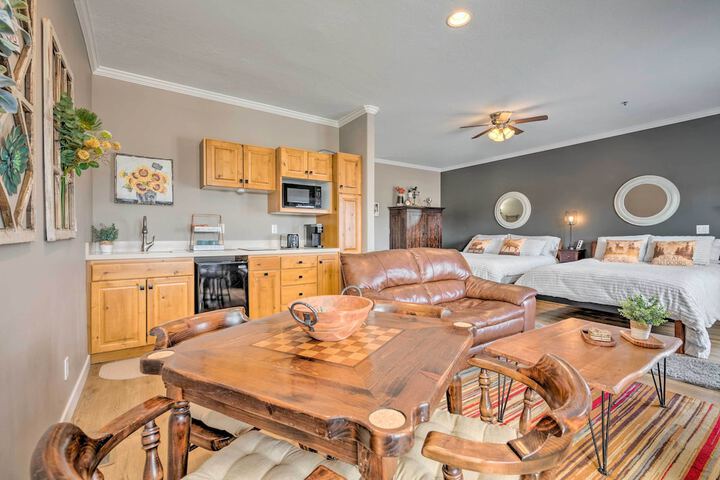 Large Cozy Midway Studio w / Mountain Views!