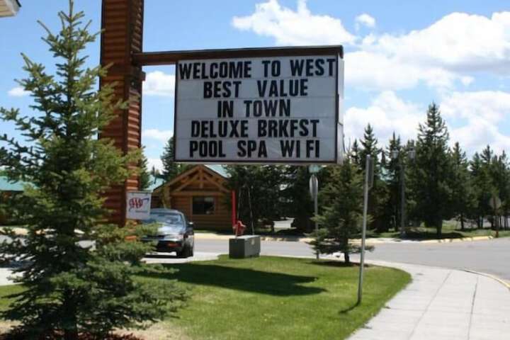 Yellowstone Lodge