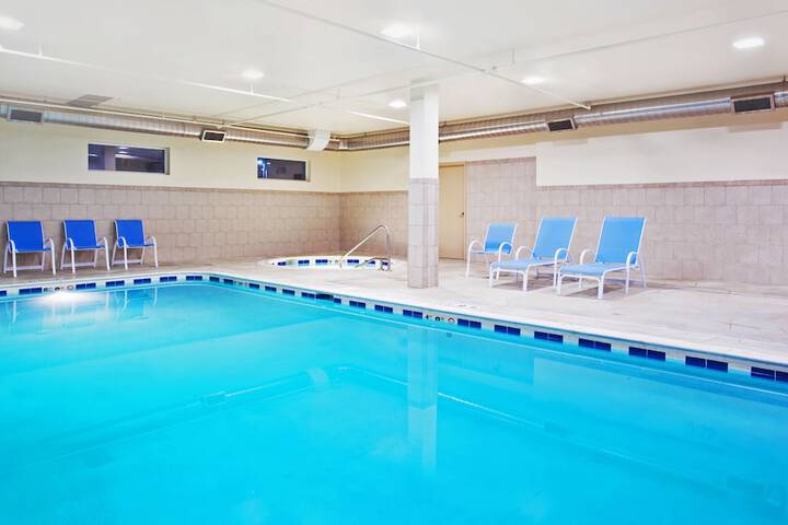 Holiday Inn Express & Suites Waukegan by IHG