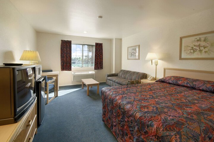 Room 4 of 8