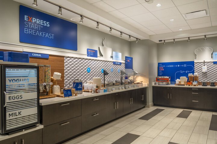 Holiday Inn Express & Suites Watertown by IHG