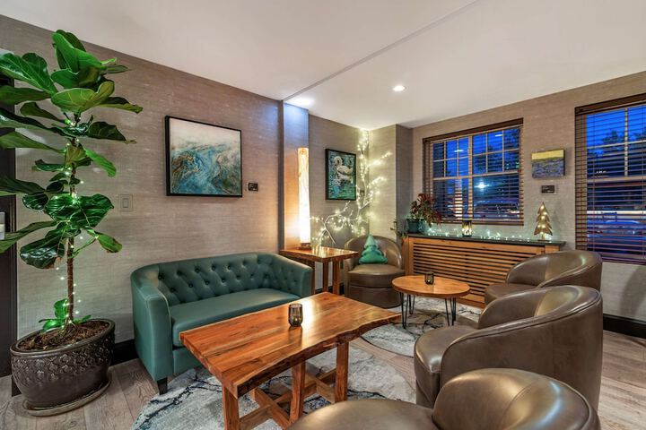Lounge 103 of 125