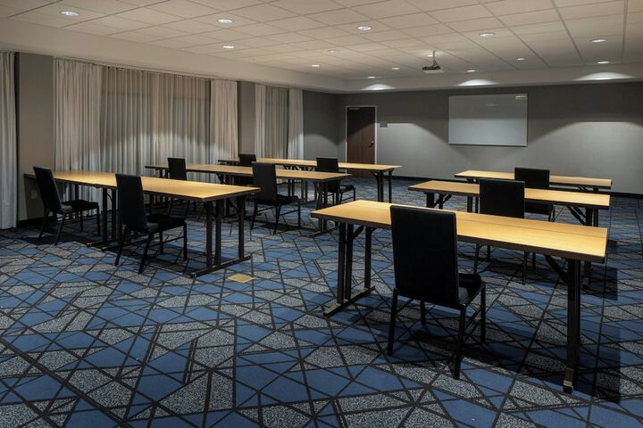 Courtyard by Marriott Jackson Airport / Pearl