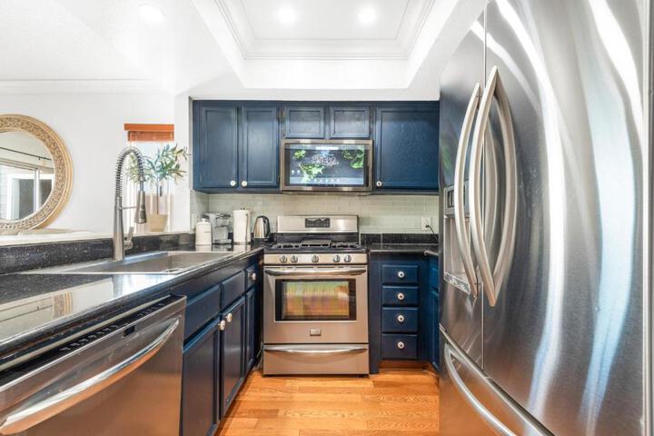 5bed 3bath Private gated community home 7miles to Downtown La close to Disney