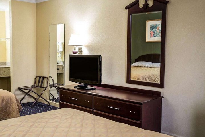 Rodeway Inn & Suites Plymouth Hwy 64