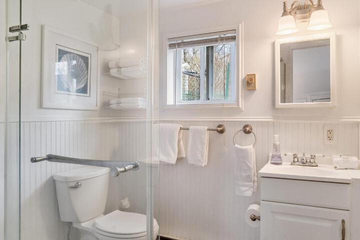 Seaside Stay: Waterfront with Views & Beach Access
