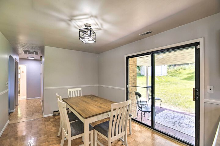 Bluefield Retreat w / Pool Table: Near Parks!