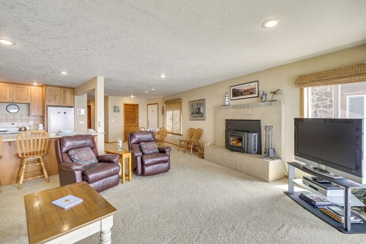 Lincoln Beach Condo w / Balcony + Ocean Views!