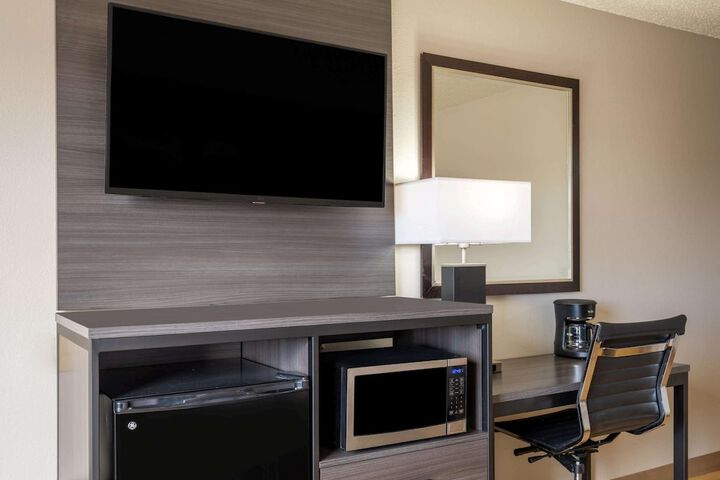 Super 8 by Wyndham Clinton