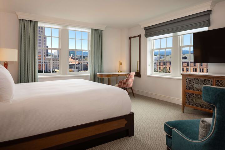 Hotel Roanoke & Conference Center Curio Collection by Hilton