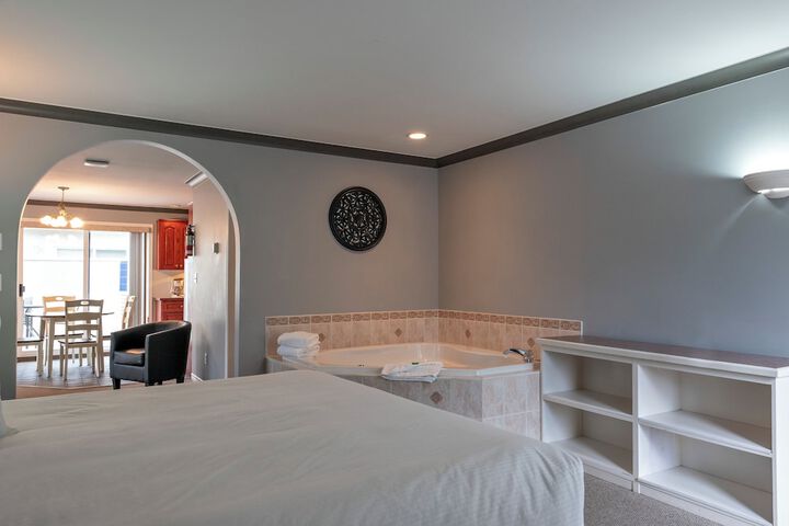 Tiki Shores Inn & Suites