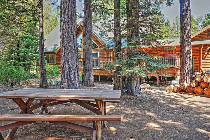 Hot Tub Deck & Trail Access: Shaver Lake Cabin