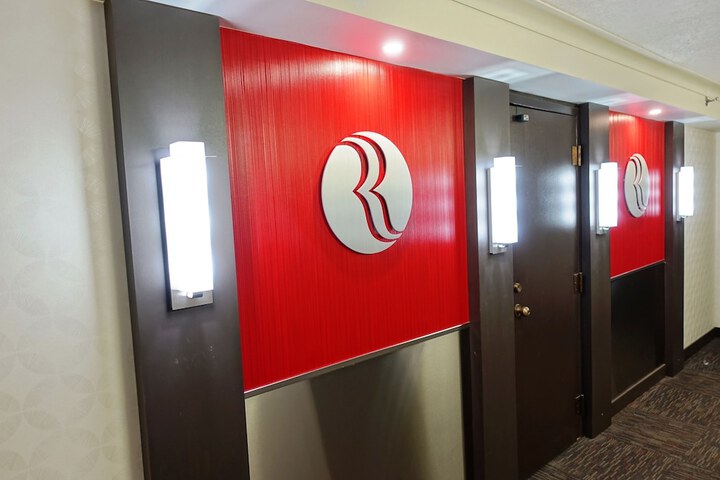 Ballroom/Hall 71 of 76