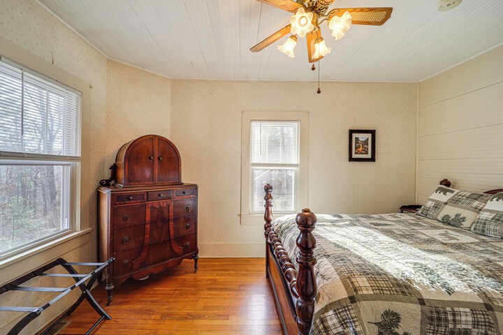 Rustic Linville Falls Cottage w / Fire Pit!