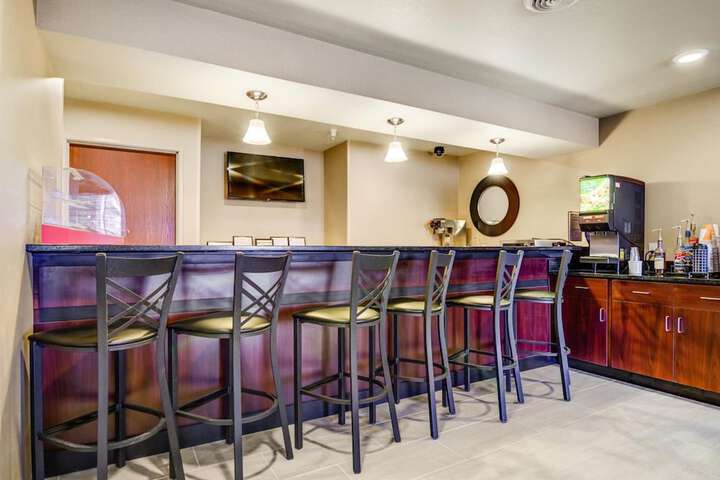 Castle Rock Inn & Suites