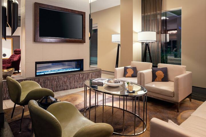 Lounge 47 of 61