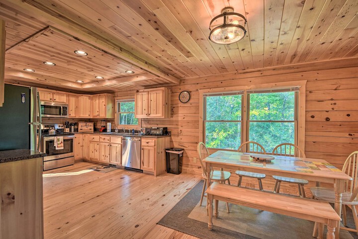 Secluded Cabin w / Deck 13 Miles to Downtown Murphy