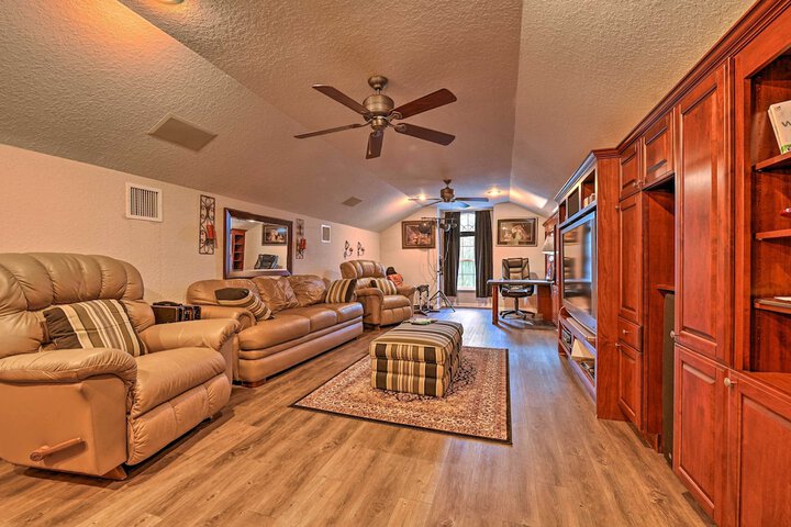 Elegant Valrico Home 15 Mi to Downtown Tampa!