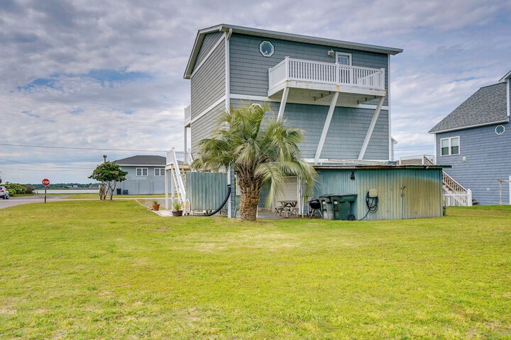 Topsail Beach Vacation Rental: Steps to Shore!