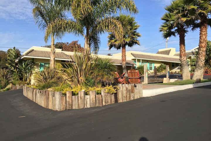 Beach Bungalow Inn and Suites