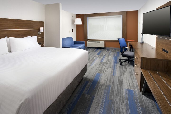 Holiday Inn Express & Suites Altoona by IHG