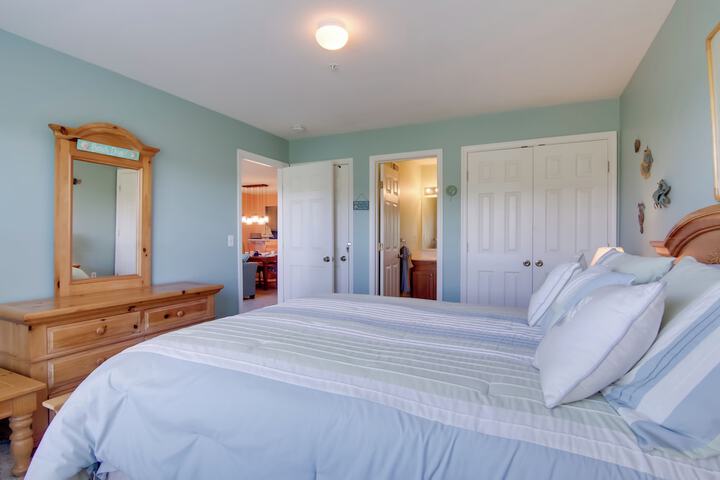 Pool & Bay Access: Serene Ocean View Oasis